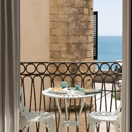 לינה וארוחת בוקר Donna Veneranda 4*